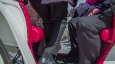 Karı koca taşıma üzerinde oturan