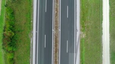 otoyolda sürüş araba