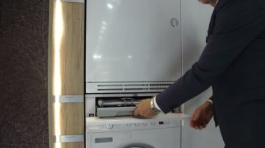 Çamaşır makinesi mutfak deposundaki bir kişi olup olmadığını denetler