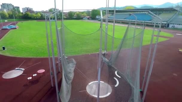 Hammer throw discipline at a running track court — Αρχείο Βίντεο