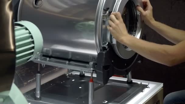 A man inspects equipment in kitchen store — Stock Video