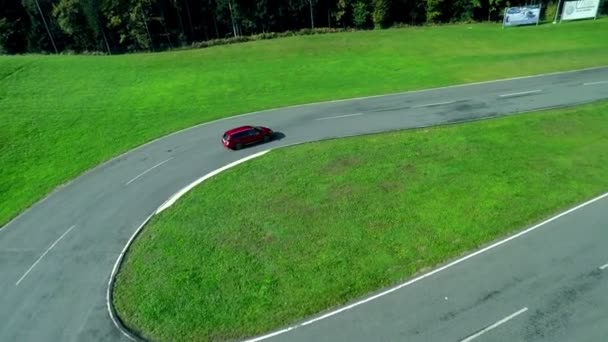 Yarış pistinde sürüş araba — Stok video