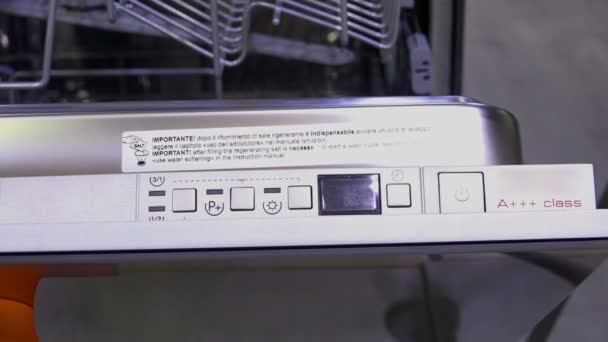 Dishwasher in kitchen store — Stock Video