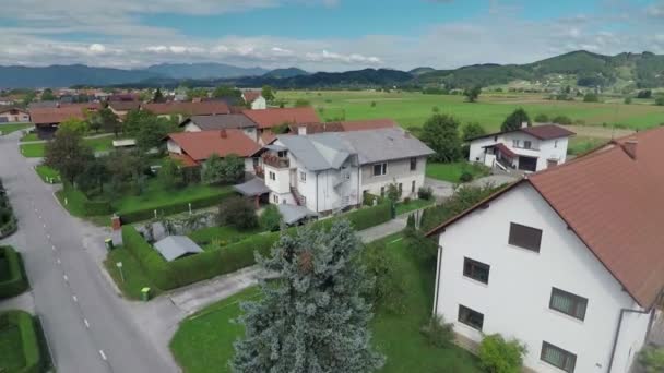 Здания и дома в этой маленькой деревне — стоковое видео