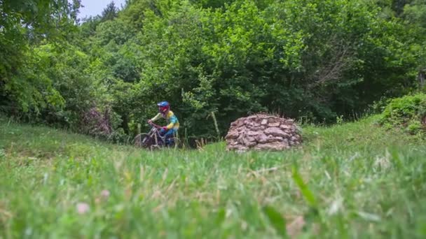 Nebezpečné jízdy na kole v přírodě — Stock video