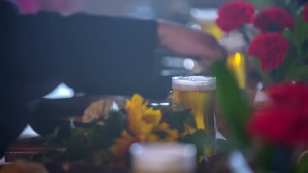 Mesa servida está llena de cerveza en buen restaurante — Vídeos de Stock