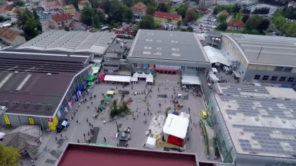 Edifícios onde se realiza uma feira internacional de comércio e negócios — Vídeo de Stock