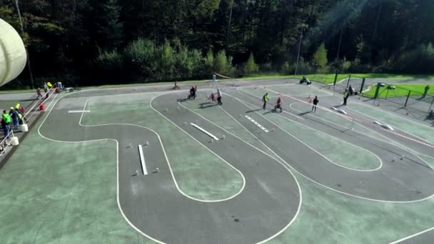 Centro de esporte com pista de corrida — Vídeo de Stock