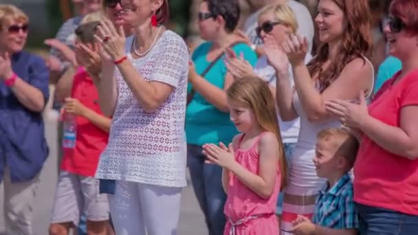 Widzów na rustykalne targów jest zrobić oklaski podczas koncertu — Wideo stockowe