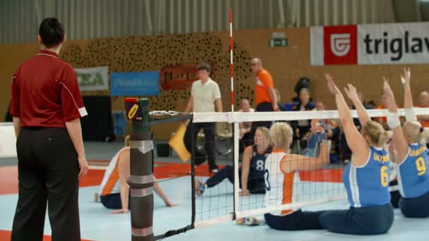 Spelers zittend volleyballen — Stockvideo