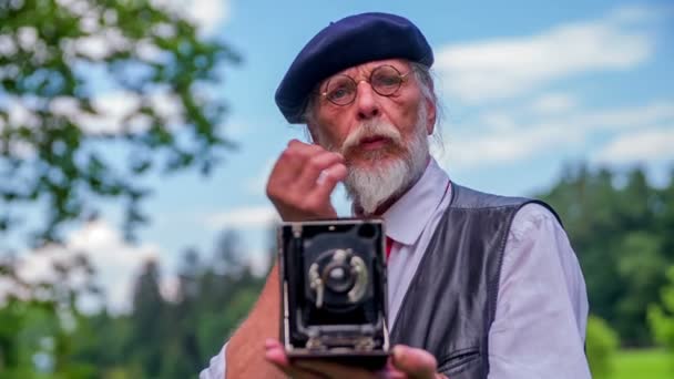 Fotograaf zegt hoe om te glimlachen — Stockvideo