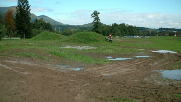 Motorcyklist rider på dirty road — Stockvideo