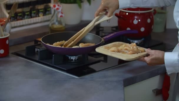 Fornuis frituren van voedsel op pan — Stockvideo