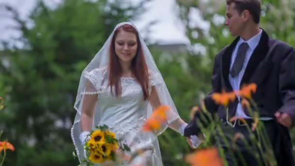 Casal está se movendo de um lugar para outro — Vídeo de Stock