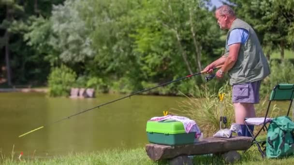 Pêcheur pêche sur la côte de l'étang — Video