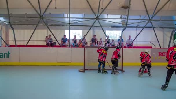Padres mirando a sus hijos durante el entrenamiento de hockey — Vídeos de Stock
