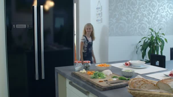 Kinderen komen in de eetkamer — Stockvideo