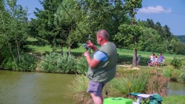 Fisher wędkowanie na wybrzeżu staw — Wideo stockowe