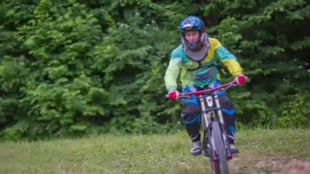 Downhill cyclers cycling — Stock Video