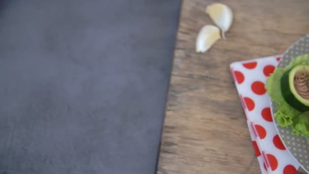 Piatto preparato è in una grande cucina spaziosa — Video Stock