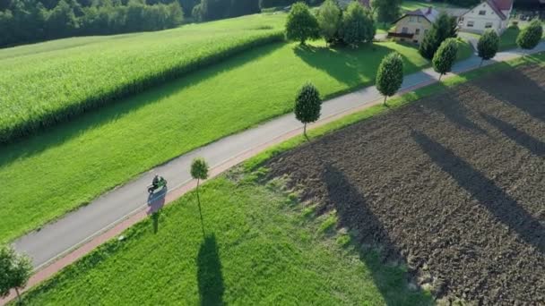 Zwei Motorräder unterwegs — Stockvideo