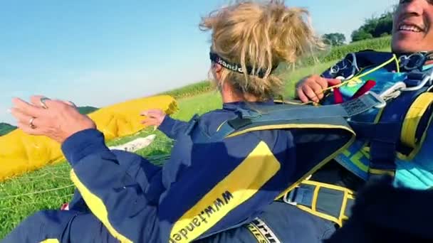 Wanita bersemangat tentang lompatan pertama dan sky diving — Stok Video