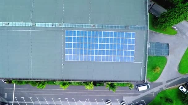 Blick auf Solarmodul auf der Schule — Stockvideo