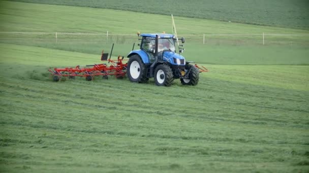 Campo de arado del tractor — Vídeos de Stock