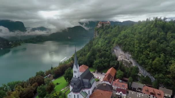 Деревня на берегу озера с церковью — стоковое видео