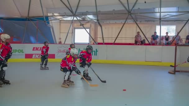 Дети на хоккейной тренировке — стоковое видео