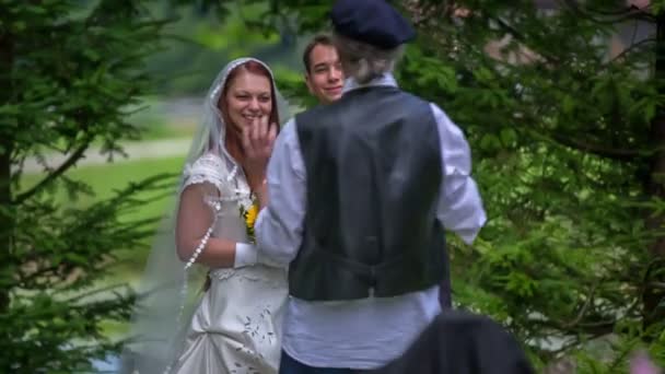 Свадебная фотосессия в парке — стоковое видео
