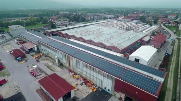 Güneş hücreleri üzerinde fabrika çatısı — Stok video