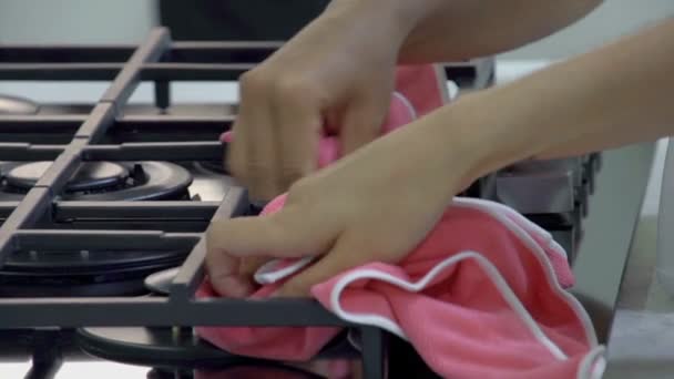 Les gens essuyés cuisinière dans le magasin de cuisine — Video