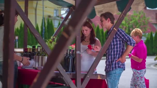 Una pareja está parada cerca de la bota de vino — Vídeos de Stock