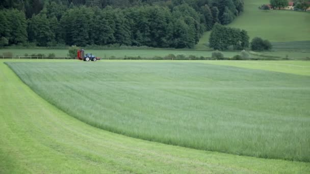 A traktor szántási területe — Stock videók