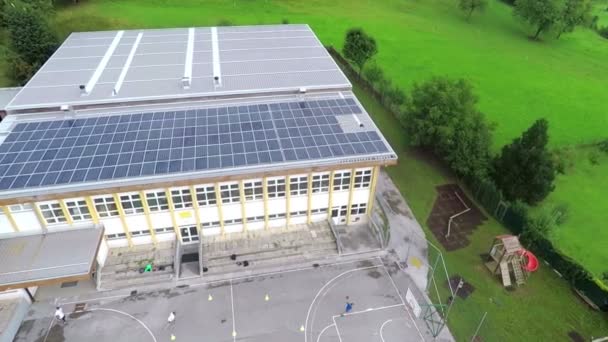 Kijk op oude gebouw die heeft zonnepanelen — Stockvideo