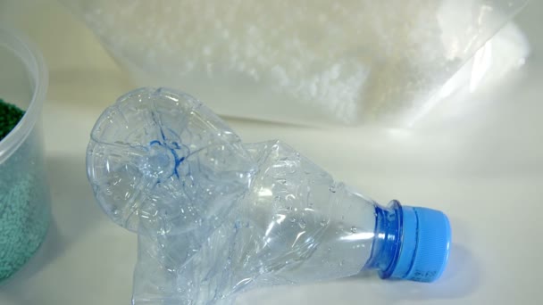 Man sätter en skadad plastflaska — Stockvideo