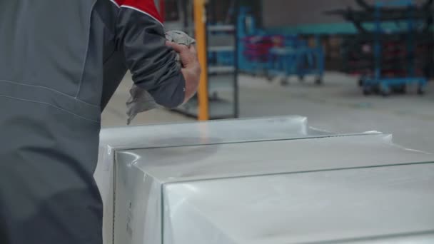 Lavoratore asciugare il carico pesante . — Video Stock