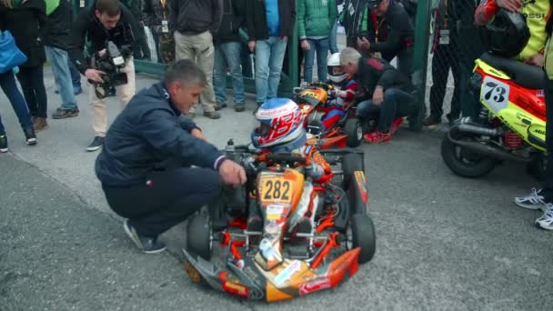 Karts está listo para comenzar la competición deportiva — Vídeo de stock