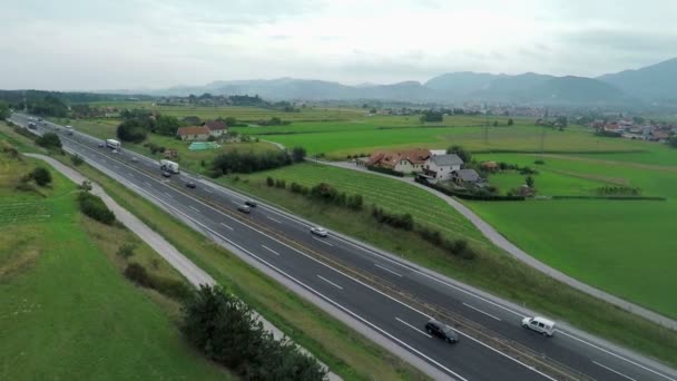 두 주요 도시 사이의 고속도로 — 비디오