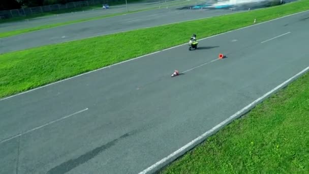 Circuit moto sur piste de course — Video
