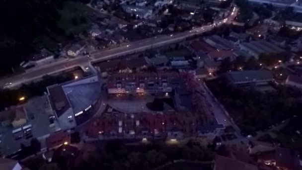 Шоссе в центре города в летнюю ночь — стоковое видео