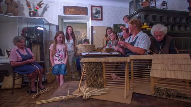 Familie komt in een ruimte ons breien kamer — Stockvideo