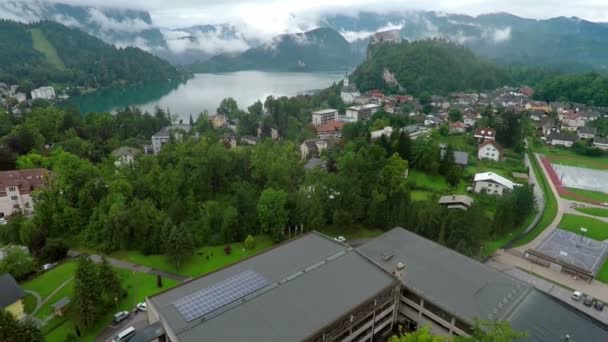 Vista al lago pueblo lado — Vídeo de stock