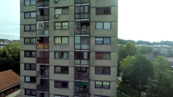 Edificio alto en la ciudad de tamaño mediano — Vídeo de stock