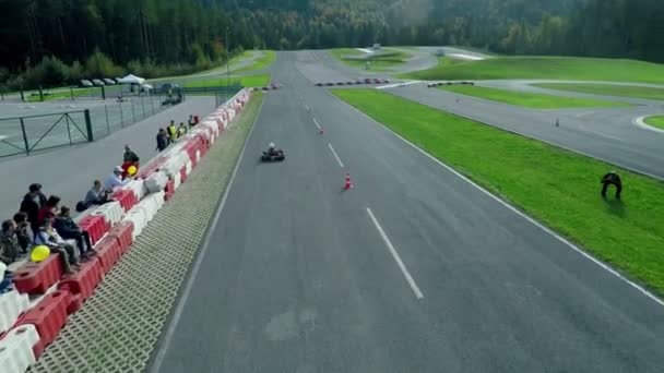 Karting en pista de carreras — Vídeos de Stock