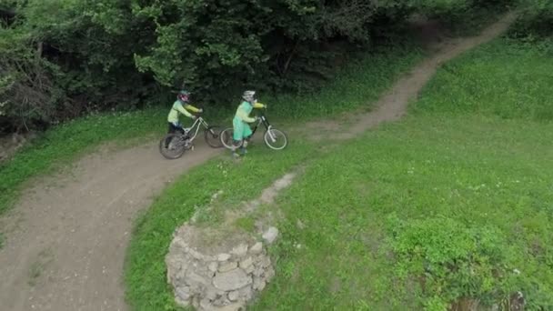 Cyclistes marchant avec des vélos — Video