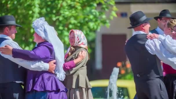 Traditionella dansare dansar på traditionellt bröllop — Stockvideo