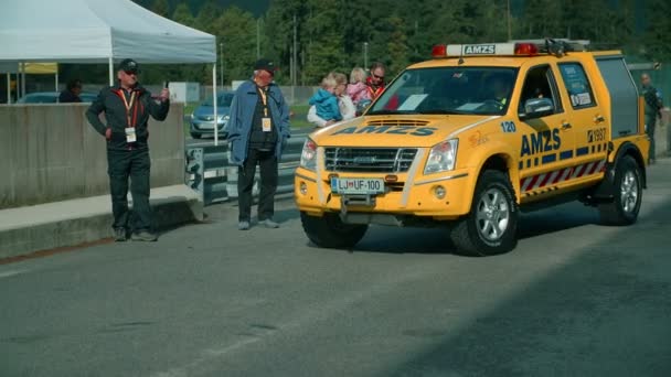 Evacuation of car from road — Stock Video