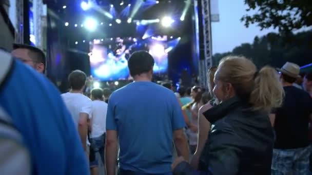 Idős hölgy élvezi a koncert — Stock videók